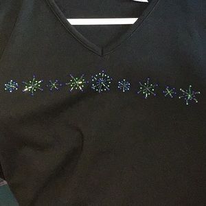 LIZ CLAIBORNE Vneck, snowflake design, top sz L black